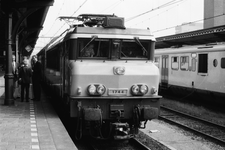 849218 Afbeelding van de electrische locomotief nr. 1744 (serie 1700) van de N.S. met de feesttrein te Nijmegen voor de ...